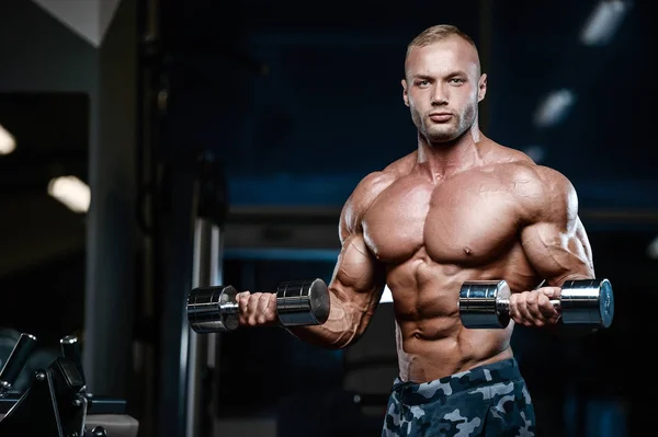 Brutale sterke bodybuilder atletische mannen oppompen van spieren met d — Stockfoto