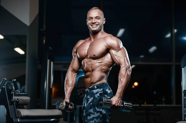 Brutale sterke bodybuilder atletische mannen oppompen van spieren met d — Stockfoto