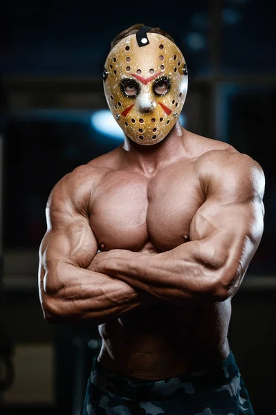 Horror brutal Jason máscara hombre fuerte culturista atlético fitness —  Fotos de Stock