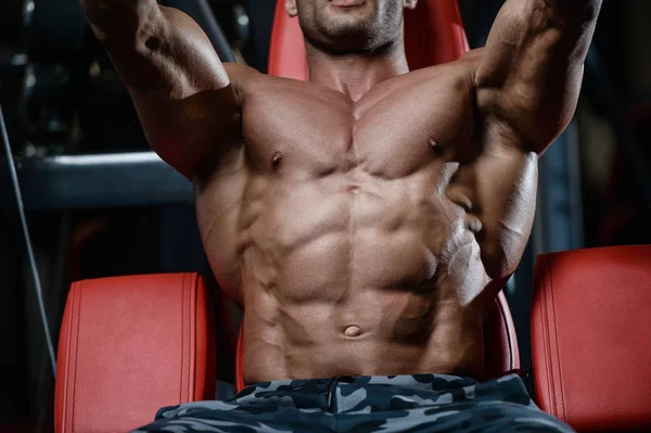 Brutale sterke bodybuilder atletische mannen oppompen van spieren met d — Stockfoto