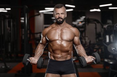 Eski acımasız güçlü vücut geliştirmeci atletik erkek pompalama kasları wi