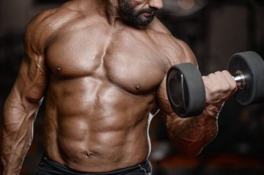 Eski acımasız güçlü vücut geliştirmeci atletik erkek pompalama kasları wi