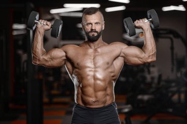 Eski acımasız güçlü vücut geliştirmeci atletik erkek pompalama kasları wi