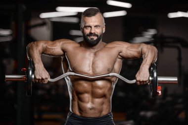 Eski acımasız güçlü vücut geliştirmeci atletik erkek pompalama kasları wi