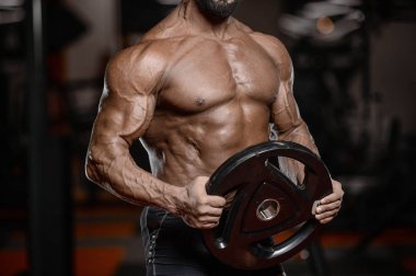 Eski acımasız güçlü vücut geliştirmeci atletik erkek pompalama kasları wi