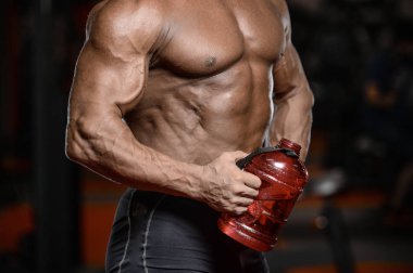 Eski acımasız güçlü vücut geliştirmeci atletik erkek pompalama kasları wi