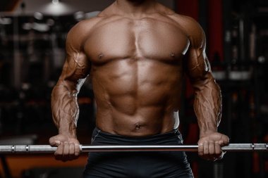 Eski acımasız güçlü vücut geliştirmeci atletik erkek pompalama kasları wi