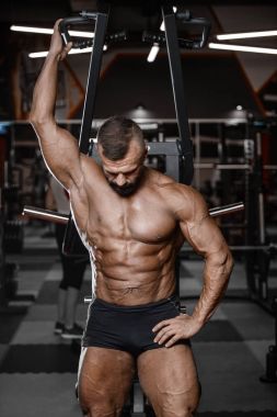 Eski acımasız güçlü vücut geliştirmeci atletik erkek pompalama kasları wi