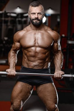 Eski acımasız güçlü vücut geliştirmeci atletik erkek pompalama kasları wi