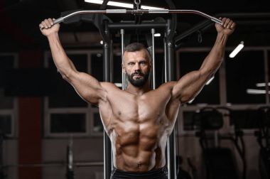 Eski acımasız güçlü vücut geliştirmeci atletik erkek pompalama kasları wi