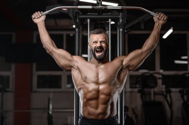 Eski acımasız güçlü vücut geliştirmeci atletik erkek pompalama kasları wi