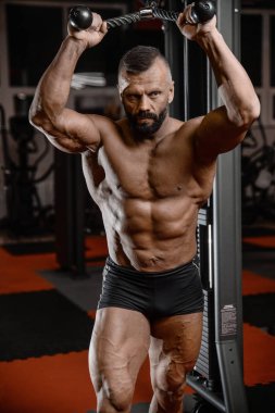 Eski acımasız güçlü vücut geliştirmeci atletik erkek pompalama kasları wi