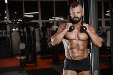 Eski acımasız güçlü vücut geliştirmeci atletik erkek pompalama kasları wi