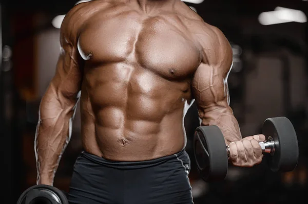 Brutalt starka bodybuilder atletisk gubbar pumpa upp muskler wi — Stockfoto