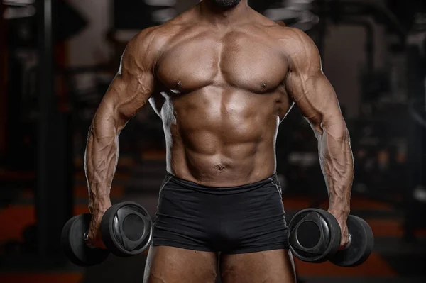 Vieux brutal fort bodybuilder athlétisme hommes pompage les muscles wi — Photo