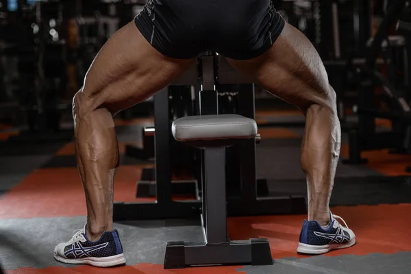 Old brutal strong bodybuilder athletic men pumping up muscles wi — Stock Photo, Image