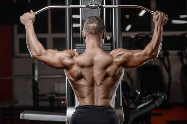 Alter brutaler starker Bodybuilder athletische Männer, die Muskeln aufpumpen — Stockfoto
