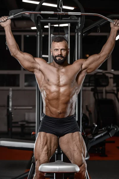 Eski acımasız güçlü vücut geliştirmeci atletik erkek pompalama kasları wi