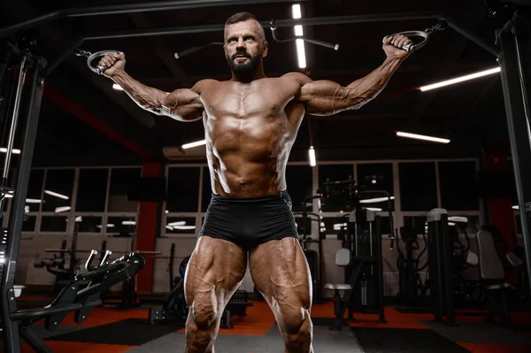 Alter brutaler starker Bodybuilder athletische Männer, die Muskeln aufpumpen — Stockfoto