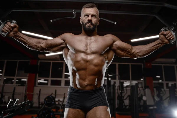 Vecchio brutale forte bodybuilder uomini atletici pompaggio fino muscoli wi — Foto Stock