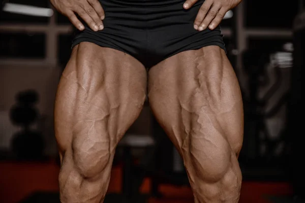 Oude brute sterke bodybuilder atletische mannen oppompen van spieren wi — Stockfoto