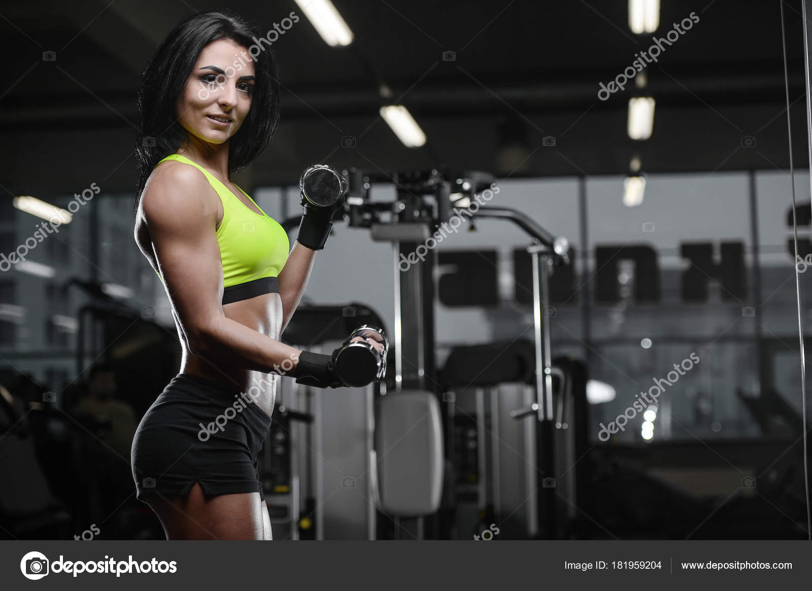 Sexy mit Brünette im Fitnessstudio Sexy mit Brünette im Fitnessstudio