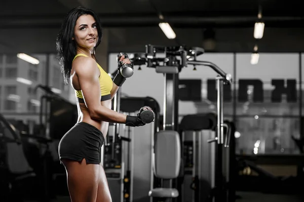 Bruna sexy atletica giovane ragazza che lavora in palestra — Foto Stock