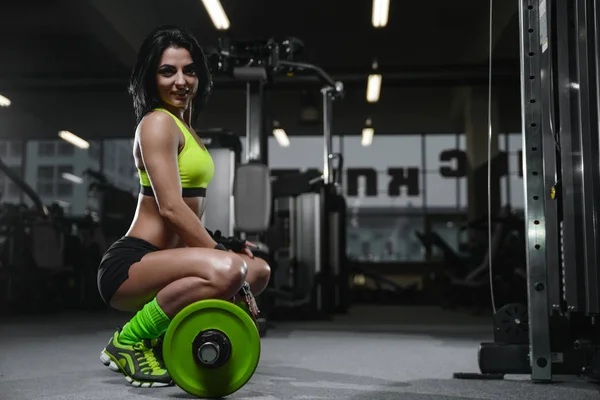 Brünette sexy athletisch junge mädchen workout im fitnessstudio — Stockfoto