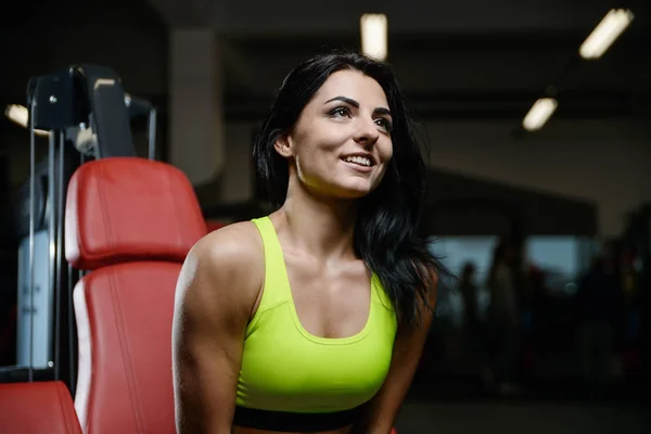 Morena sexy atlética joven ejercicio en el gimnasio —  Fotos de Stock