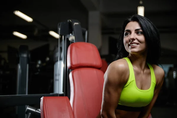 Brunette sexy atletische jonge meisje trainen in de sportschool — Stockfoto