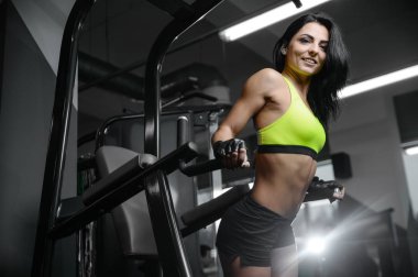 esmer seksi atletik genç kız spor salonunda egzersiz