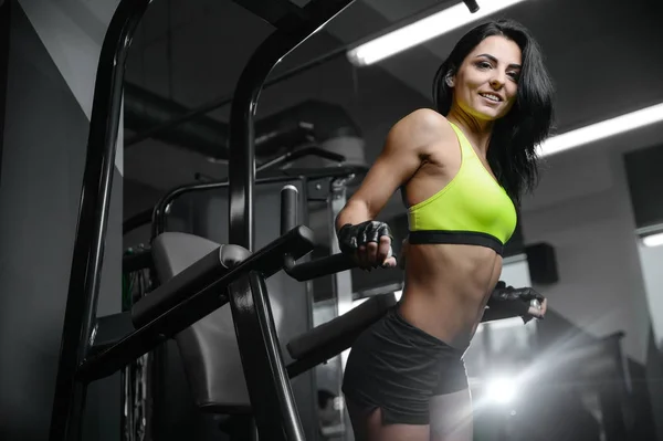 Bruna sexy atletica giovane ragazza che lavora in palestra — Foto Stock