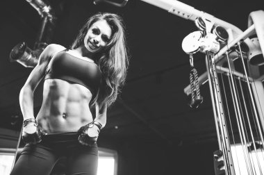 Seksi atletik genç kız eğitim abs spor salonunda