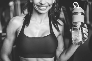 Seksi atletik genç kız Spor beslenme alır