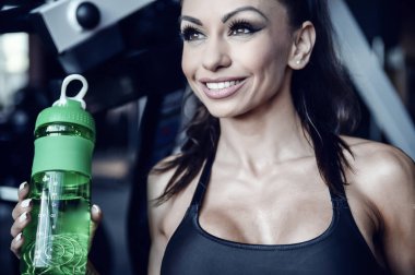 portre oldukça atletik genç kadın eğitim spor salonu