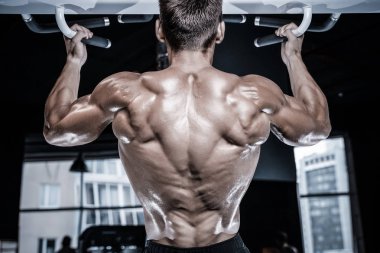 Spor salonunda yakışıklı bir genç adam antrenmanı.