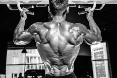 Spor salonunda yakışıklı bir genç adam antrenmanı.