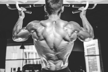 Spor salonunda yakışıklı bir genç adam antrenmanı.