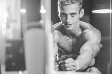 Spor salonunda yakışıklı bir genç adam antrenmanı.