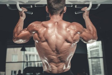 Spor salonunda yakışıklı bir genç adam antrenmanı.