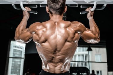 Spor salonunda yakışıklı bir genç adam antrenmanı.