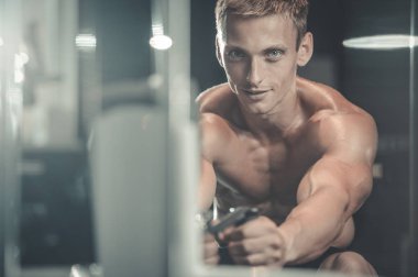 Spor salonunda yakışıklı bir genç adam antrenmanı.