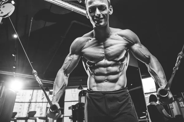 Brutale caucasico bodybuilder allenamento petto in palestra — Foto Stock