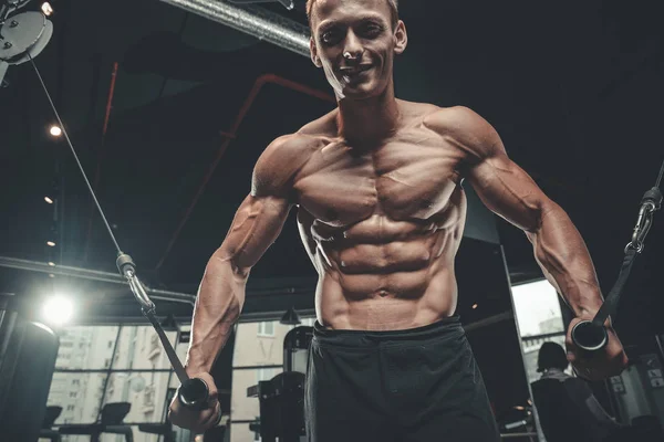 Brutale caucasico bodybuilder allenamento petto in palestra — Foto Stock