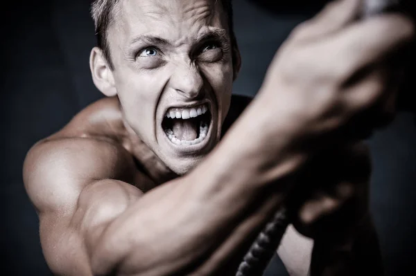 Stilig modell ung man arbetande ute i gym — Stockfoto