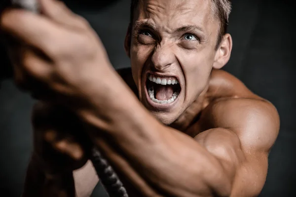 Stilig modell ung man arbetande ute i gym — Stockfoto