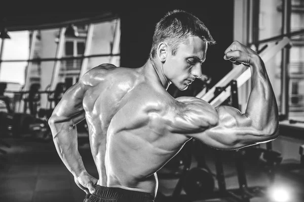 Yakışıklı model genç adam spor salonunda egzersiz — Stok fotoğraf