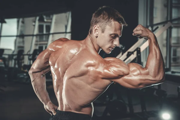 Bel modello giovane uomo che lavora in palestra — Foto Stock