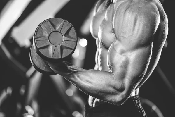 Stilig modell ung man utbildning vapen i gymmet — Stockfoto