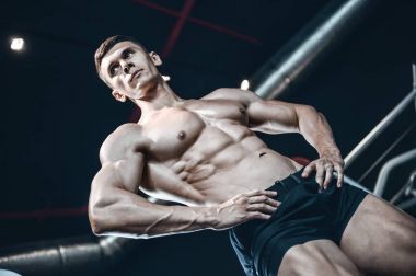 Yakışıklı model genç adam spor salonunda egzersiz